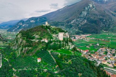 Arco Castle, Reva Del Garda şehri Trentino İtalya 'nın yukarısındaki uçurumda. Hava görünümü