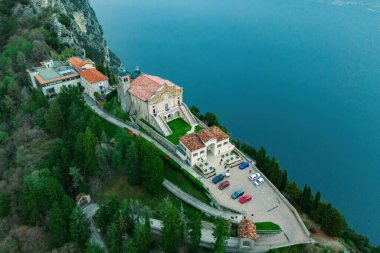 Garda Gölü 'ndeki Eremo di Montecastello kilisesinin havadan görünüşü. Panorama Eremo di Montecastello İtalya hava manzaralı. Alplerle çevrili bir dağdaki Katolik kilisesi.