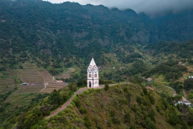 Portekiz 'in Madeira adasındaki Sao Vicente' nin arka planında Fatima Leydimizin saat kulesi var. Hava görünümü