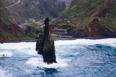 Portekiz 'in Madeira Adası, Ribeira Da Janela yakınlarındaki devasa deniz yığınları. Atlantik okyanusunun dev dalgaları kıyı şeridine çarpıyor.