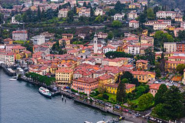 İtalya 'da Como Gölü' ndeki Menaggio kasabası bulutlu bir gün. Hava görünümü