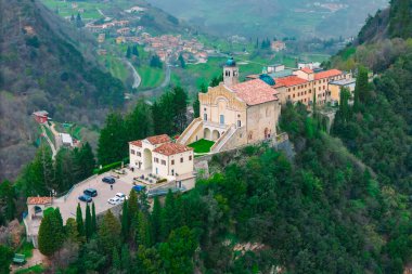 İtalya Lombardia, Garda Gölü 'ndeki Eremo di Montecastello kilisesi. Hava görünümü