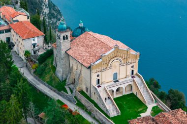 İtalya 'da Garda Gölü yakınlarındaki dağın tepesindeki Montecastello Kilisesi Sığınak Havalimanı.