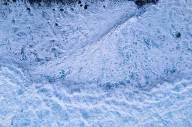 Atlantik Okyanusu 'nun yukarısında köpük dalgaları, deniz üzerinde güçlü fırtına.