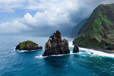Atlantik Okyanusu kıyısındaki Madeira Adası, Ribeira Da Janela yakınlarında büyük bir deniz yığını.