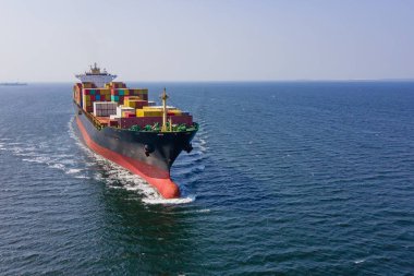 Kargo konteynır taşıyıcı gemisi denizde, dünya çapında ticaret ve uluslararası deniz lojistiği