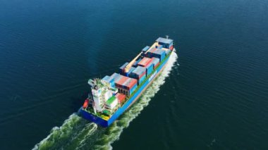 Konteynır kargo gemisi Arkas nakliye şirketi denizi geçiyor. Intermodal nakliye gemisi. İzmir, Türkiye - 10 Ekim 2023