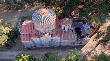 Yunanistan 'ın Chios Adası' ndaki Bakire Meryem Kilisesi eski kilisesi. Hava görünümü