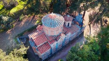 Yunanistan 'ın Chios adasındaki eski ortodoks kilisesinde Bakire Meryem Krena' nın kutsal kilisesinde uçuyoruz.