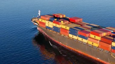 İçinde MSC konteynırları olan konteynırlar denizde yüzüyor, malları dünyanın dört bir yanına taşıyor, konteynır kargo nakliyesi yapıyor. Çanakkale, Türkiye - 4 Nisan 2024