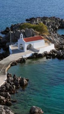 Yunan adası Chios 'un yarımadasındaki körfezde küçük bir şapel.