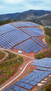 Yeşil tepelerdeki güneş panelleri, Enerji geçiş alternatif enerji kaynakları