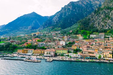 Limon Konsolosu Garda, Garda Gölü 'ndeki İtalyan kasabası. İtalya 'da Garda Gölü' nün popüler tatil yerinin havadan görüntüsü