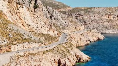 Yunan adasındaki manzaralı, kıyı dağı rüzgarlı yol çarpıcı bir manzara, hava manzarası