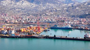Nakliye konteynırları ve gemileriyle sanayi limanı kenetlendi ve yüklendi.