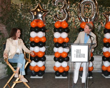 LOS ANGELES - 25 Ekim 2022 'de Los Angeles, CA' da düzenlenen 30 yıllık Shelia Carter kutlamasında Kimberlin Brown ve Bradley Bell 'i izledik.