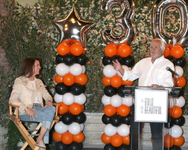 LOS ANGELES - OCT 25: Kimberlin Brown, John McCook Shelia Carter 'ın 30 Yıllık Kutlamasında 31.
