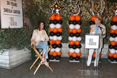 LOS ANGELES - 25 Ekim 2022 'de Los Angeles, CA' da düzenlenen 30 yıllık Shelia Carter kutlamasında Kimberlin Brown ve Bradley Bell 'i izledik.