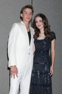 LOS ANGELES - 25 Ekim 2022 tarihinde Maxwell Jenkins, Julia Butters 50. Satürn Ödülleri 'nde Marriott Kongre Merkezi Basın Odası, Burbank, CA