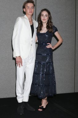 LOS ANGELES - 25 Ekim 2022 tarihinde Maxwell Jenkins, Julia Butters 50. Satürn Ödülleri 'nde Marriott Kongre Merkezi Basın Odası, Burbank, CA