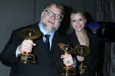 LOS ANGELES - OCT 25: Guillermo Del Toro, Kim Morgan Saturn Ödülleri - Marriott Kongre Merkezi Basın Odası 25 Ekim 2022 'de Burbank, CA