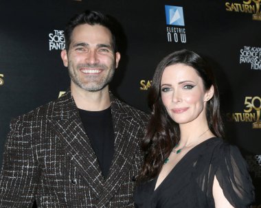 LOS ANGELES - 25 Ekim 2022 'de Tyler Hoechlin, Elizabeth Tulloch 50. Satürn Ödülleri' nde Marriott Kongre Merkezi 'ne geldi.