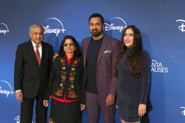 Suresh Modi, Asmita Modi, Kal Penn, 6 Kasım 2022 'de Burbank, CA' da Walt Disney Stüdyoları 'ndaki Noel Baba Gösterimi' nde konuk.