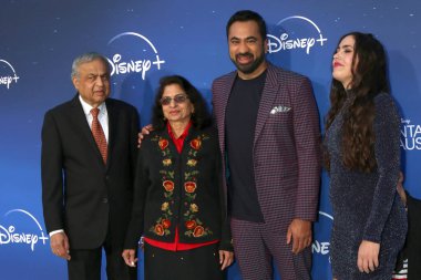 Suresh Modi, Asmita Modi, Kal Penn, 6 Kasım 2022 'de Burbank, CA' da Walt Disney Stüdyoları 'ndaki Noel Baba Gösterimi' nde konuk.