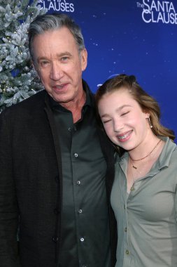 LOS ANGELES - NOV 6:  Tim Allen, Elizabeth Allen Dick at The Santa Clauses Premiere Screening at Walt Disney Studios on November 6, 2022 in Burbank, CA