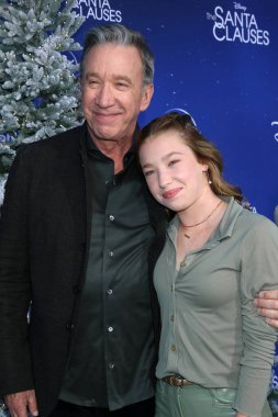 LOS ANGELES - NOV 6:  Tim Allen, Elizabeth Allen Dick at The Santa Clauses Premiere Screening at Walt Disney Studios on November 6, 2022 in Burbank, CA