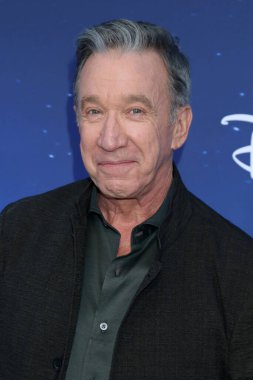 Tim Allen, 6 Kasım 2022 'de Burbank, CA' da Walt Disney Stüdyolarındaki Noel Baba Prömiyeri 'nde.