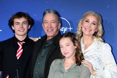 LOS ANGELES - NOV 6:  Austin Kane, Tim Allen, Elizabeth Allen-Dick, Elizabeth Mitchell at The Santa Clauses Premiere Screening at Walt Disney Studios on November 6, 2022 in Burbank, CA