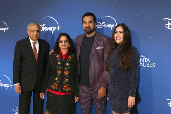 Suresh Modi, Asmita Modi, Kal Penn, 6 Kasım 2022 'de Burbank, CA' da Walt Disney Stüdyoları 'ndaki Noel Baba Gösterimi' nde konuk.