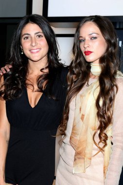 Sophia Conte, Alexis Knapp 15 Kasım 2022 'de Batı Hollywood, CA' da Pacific Design Center 'da Chippendales' e Hoş Geldiniz Galasında.