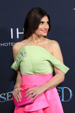 LOS ANGELES - 16 Kasım 2022 'de Los Angeles, CA' daki El Capitan Tiyatrosu 'ndaki Büyülü Gala' da Idina Menzel
