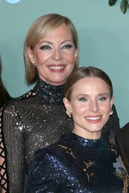 Allison Janney, Kristen Bell, 16 Kasım 2022 'de Westwood, CA' daki Village Theater 'daki düğün galasında nefret ettiğimiz kişiler grubunda.