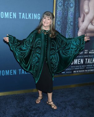 LOS ANGELES - 17 Kasım 2022 'de Beverly Hills, CA' de Samuel Goldwyn Tiyatrosu 'nda Konuşan Kadınlar galasında Judith Ivewy