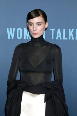 LOS ANGELES - 17 Kasım 2022 'de Beverly Hills, CA' de Samuel Goldwyn Tiyatrosu 'ndaki Kadın Konuşan Galasında Rooney Mara