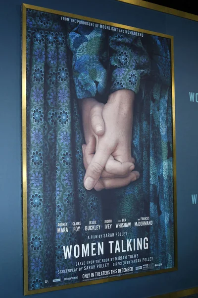 Los Angeles Nov General Atmposphere Women Talking Premiere Samuel Goldwyn — 스톡 사진