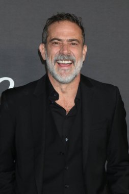 20 Kasım 2022 'de Los Angeles' taki Orpheum Tiyatrosu 'nda Yürüyen Ölü Finali' nde Jeffrey Dean Morgan.