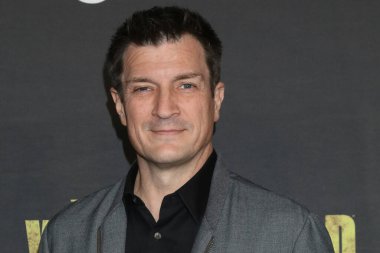 20 Kasım 2022 'de Los Angeles' taki Orpheum Tiyatrosu 'nda Yürüyen Ölü Finali' nde Nathan Fillion.