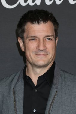 20 Kasım 2022 'de Los Angeles' taki Orpheum Tiyatrosu 'nda Yürüyen Ölü Finali' nde Nathan Fillion.