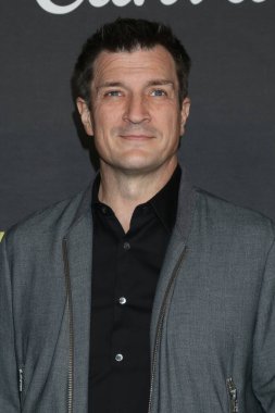 20 Kasım 2022 'de Los Angeles' taki Orpheum Tiyatrosu 'nda Yürüyen Ölü Finali' nde Nathan Fillion.
