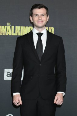 Chandler Riggs, 20 Kasım 2022 'de Los Angeles' taki Orpheum Tiyatrosu 'nda Yürüyen Ölü Finali' nde.