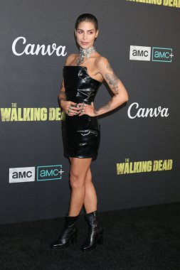 LOS ANGELES - 20 Kasım 2022 'de Los Angeles' taki The Walking Dead Finale 'de Nadia Hilker