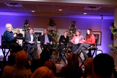 LOS ANGELES - 17 Kasım 2022 'de Hollywood Müzesi' nde Leonard Maltin, Eric Scott, RIchard Thomas, Michael Learned, Judy Norton, Kami Cotler The Waltons Cast 50.