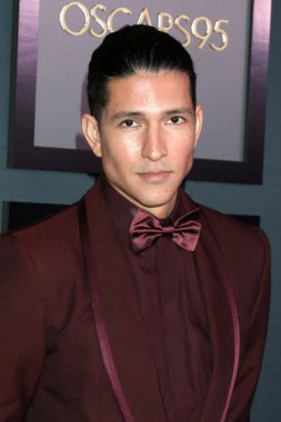 LOS ANGELES - 19 Kasım 2022 'de, Danny Ramirez Fairmont Century Plaza Oteli 13.