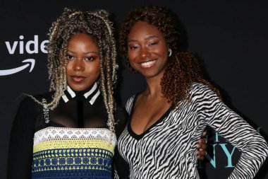 LOS ANGELES - 29 Kasım 2022 'de Riele Downs, Reiya Downs, Century City, CA' da bulunan AMC 14 'deki Something From Tiffany' s Prömiyerde.