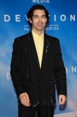 LOS ANGELES - 15 Kasım 2022 'de Westwood, CA' daki Los Angeles Tiyatrosu 'nun açılışında Joe Jonas