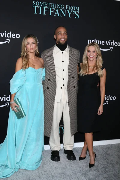 Zoey Deutch, Kendrick Sampson, Reese Witherspoon 29 Kasım 2022 'de Century City, CA' da bulunan AMC 14 'deki Something From Tiffany' s Premiere 'de.